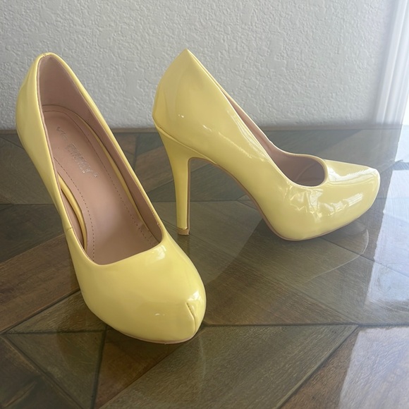 Light Yellow Heels size 7 - Picture 1 of 3